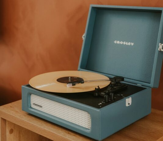 일상으로 스며든 웰니스 문화, 건강한 생활을 위한 실천법 A blue record player with a record on it.